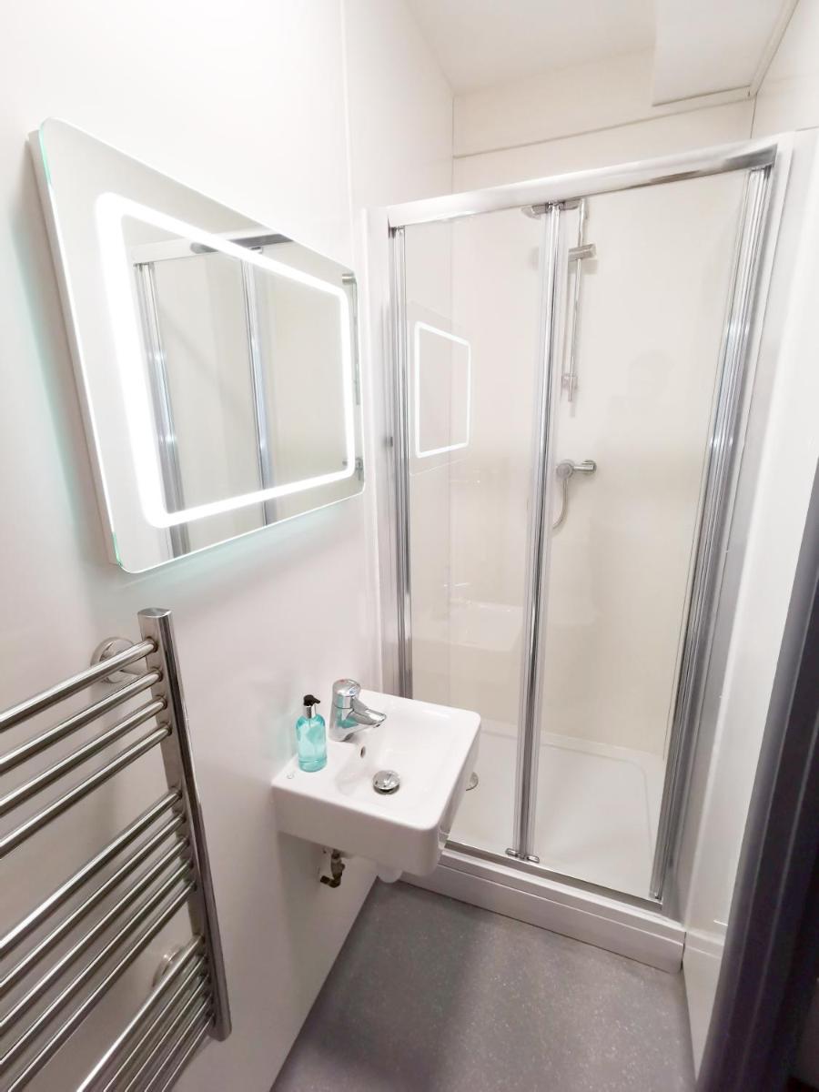 Cwtsh Hostel Central Swansea, Social & Modern, Near Train Station - Housity