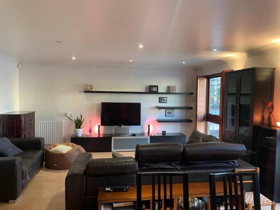 Lovely room, free parking in private gated place - Housity