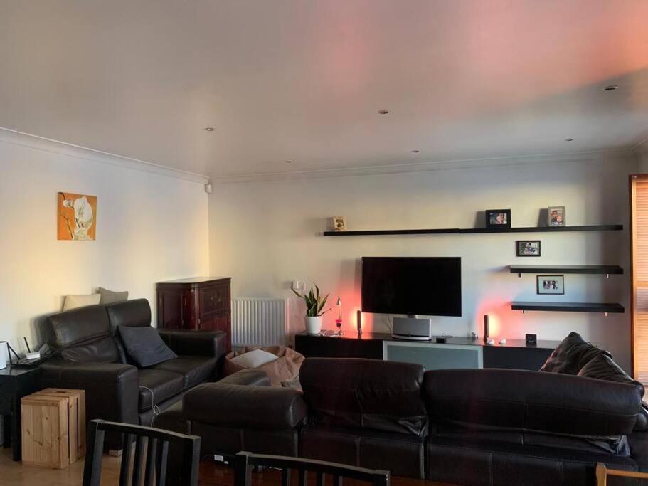 Lovely room, free parking in private gated place - Housity
