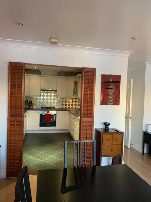 Lovely room, free parking in private gated place - Housity