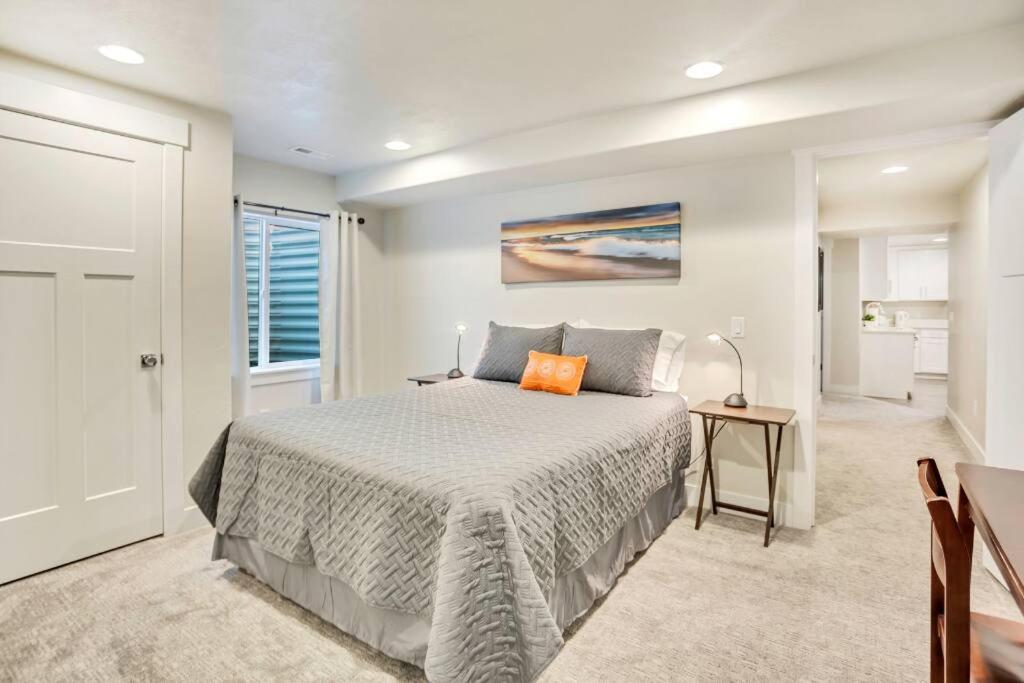 New Furnished 2Bd Apt! Great for Long Stays - Housity