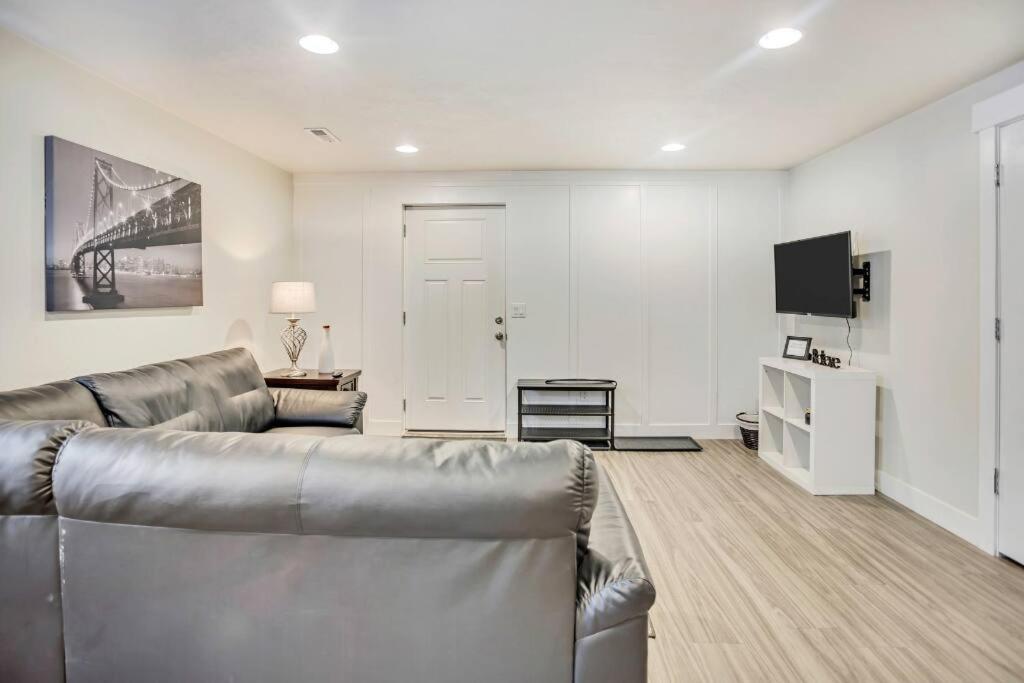New Furnished 2Bd Apt! Great for Long Stays - Housity