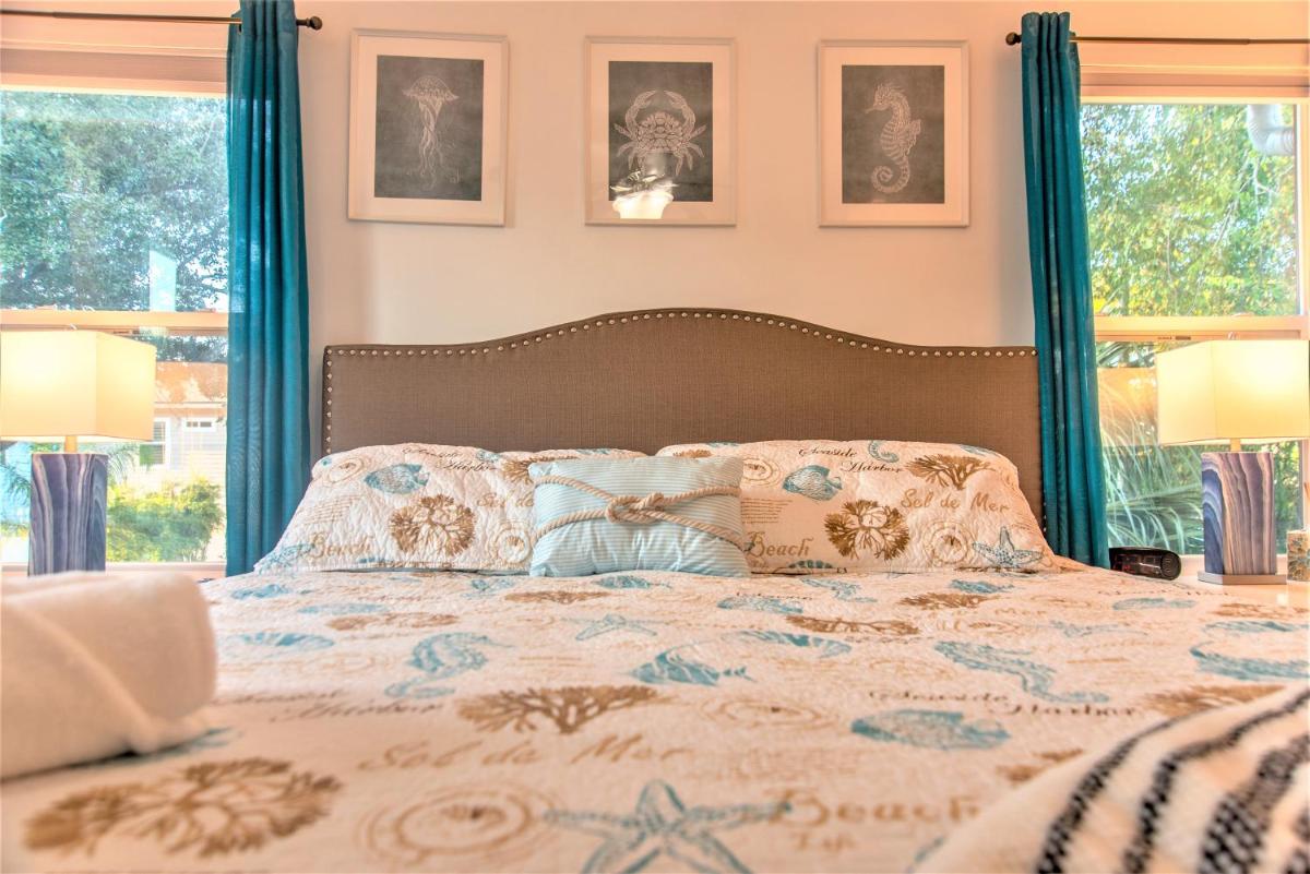 Seventh Seas half mile to the beach pet friendly Near to the Mayo Clinic - UNF - TPC Sawgrass - Convention Center - Shopping Malls - Under 3 Hours from DISNEY - Housity