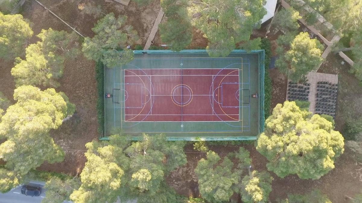 Instalaciones para jugar a tenis o squash en Els Pins Resort & Spa - Emar Hotels o alrededores