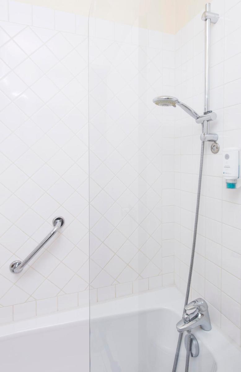 Salle de bains dans l'établissement Résidence Valdys Thalasso & Spa - les Pins