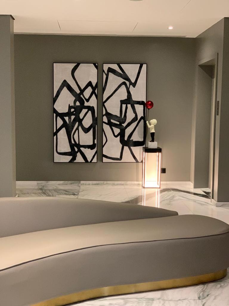 uma sala com duas pinturas na parede em DS Hotel Lusopark em Santa Maria da Feira