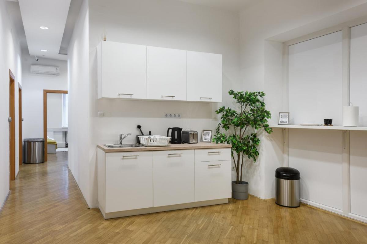ROYAL ROOMS*** - Housity