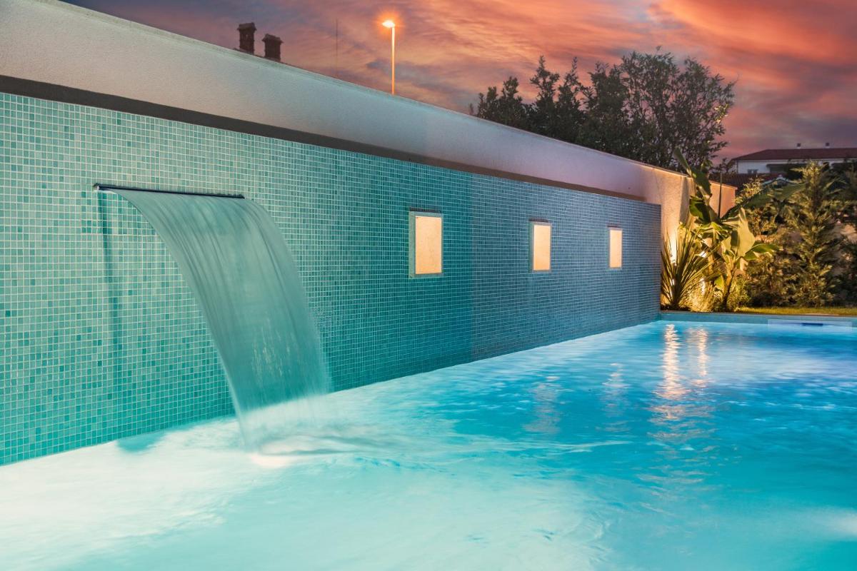 Villa Elena Deluxe mit Whirlpool und beheiztem Pool am Meer und wunderschönen Blick auf die Brijuni Inseln - Housity