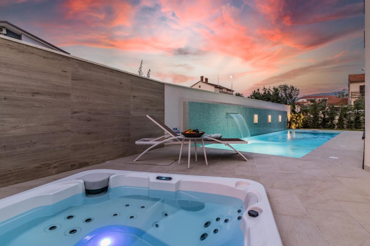 Villa Elena Deluxe mit Whirlpool und beheiztem Pool am Meer und wunderschönen Blick auf die Brijuni Inseln - Housity