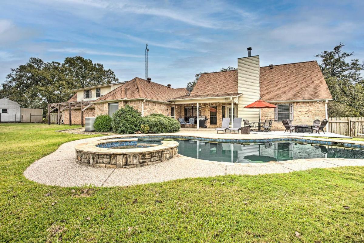 Home with Outdoor Oasis, 16 Miles to Lake Fun - Housity
