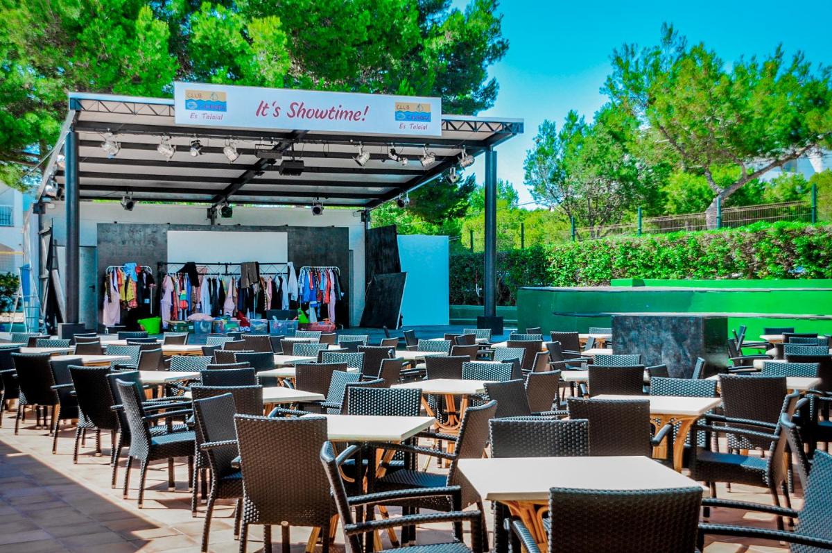 Un restaurante o sitio para comer en Hotel Club Es Talaial