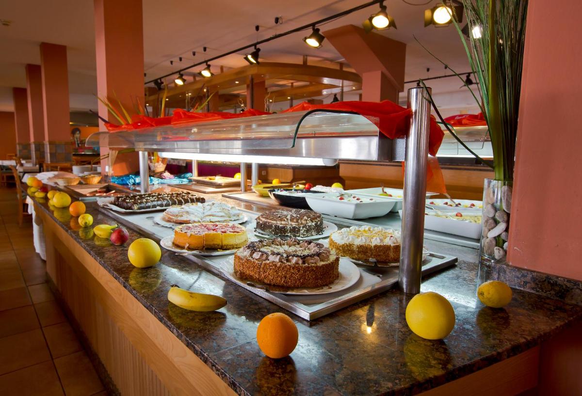 Comida en o cerca de este apartahotel