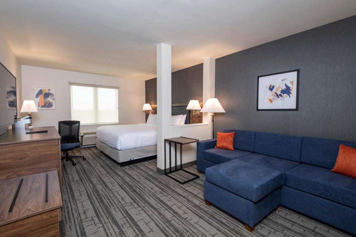 Comfort Inn & Suites - Housity