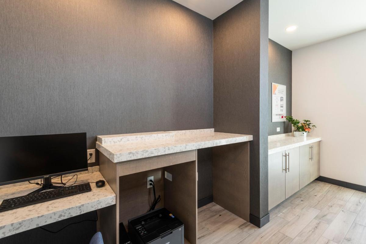 Comfort Inn & Suites - Housity