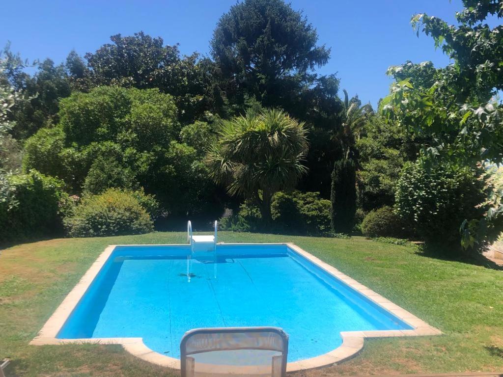 Magnífica Casa con piscina y jardín en Oleiros - Housity