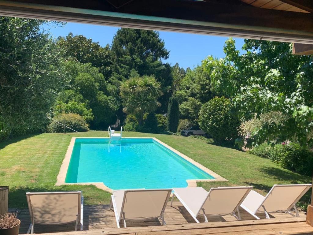 Magnífica Casa con piscina y jardín en Oleiros - Housity