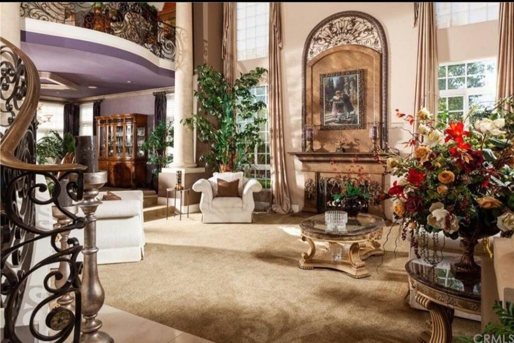 Luxury Villa with Pool, Spa, Fitness & Movie Room - Housity