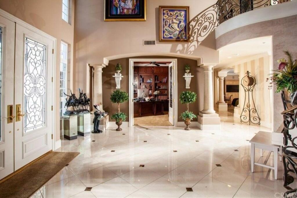 Luxury Villa with Pool, Spa, Fitness & Movie Room - Housity