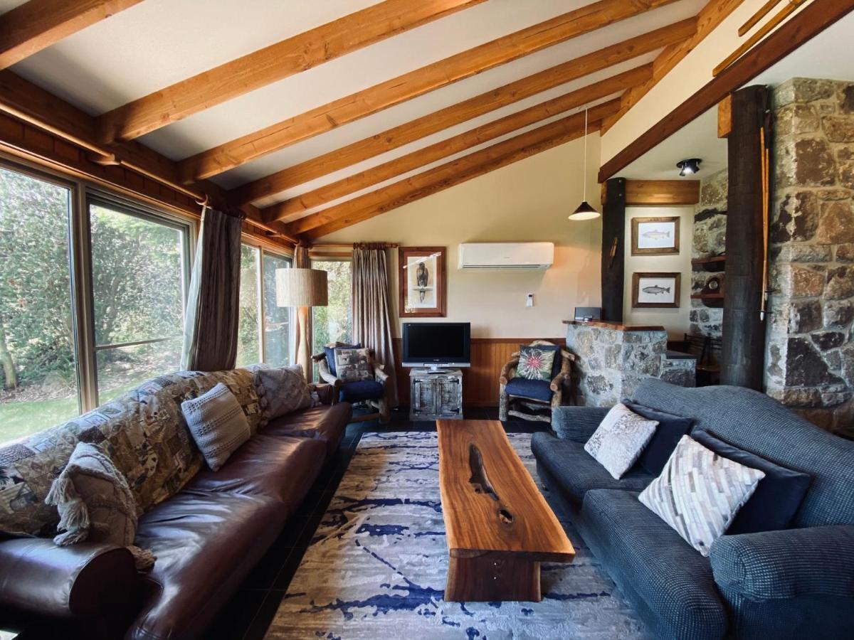 Edzell - 5BR Luxury Home l Amazing Lake Views l Games Room l Tennis Court l WiFi - Housity