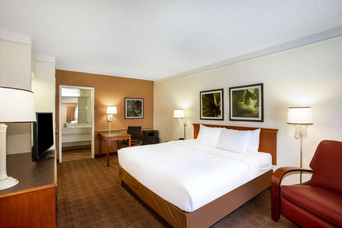 La Quinta Inn by Wyndham Austin Capitol / Downtown - Housity
