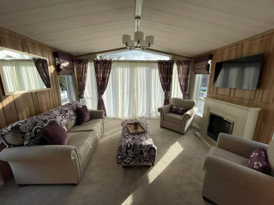 Woods Lodge with Hot Tub - Housity