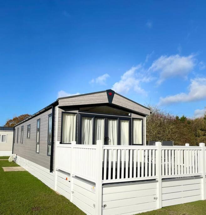 Woods Lodge with Hot Tub - Housity