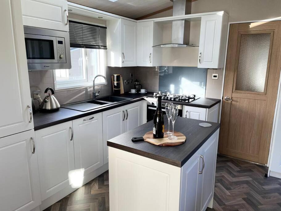 Woods Lodge with Hot Tub - Housity