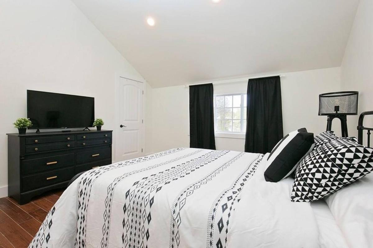 Park Carriage House Rest & Explore with Hollyhock - Housity