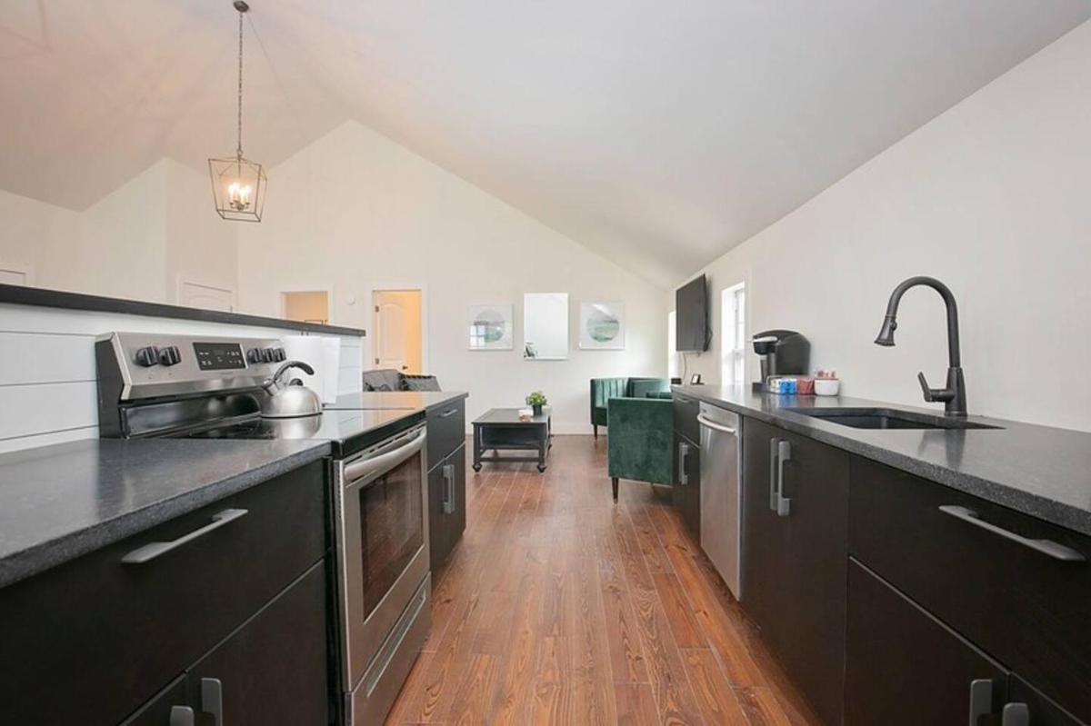 Park Carriage House Rest & Explore with Hollyhock - Housity
