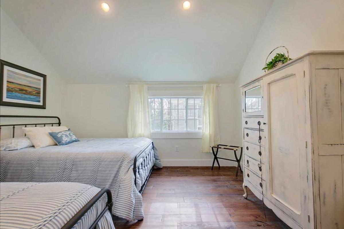 Park Carriage House Rest & Explore with Hollyhock - Housity