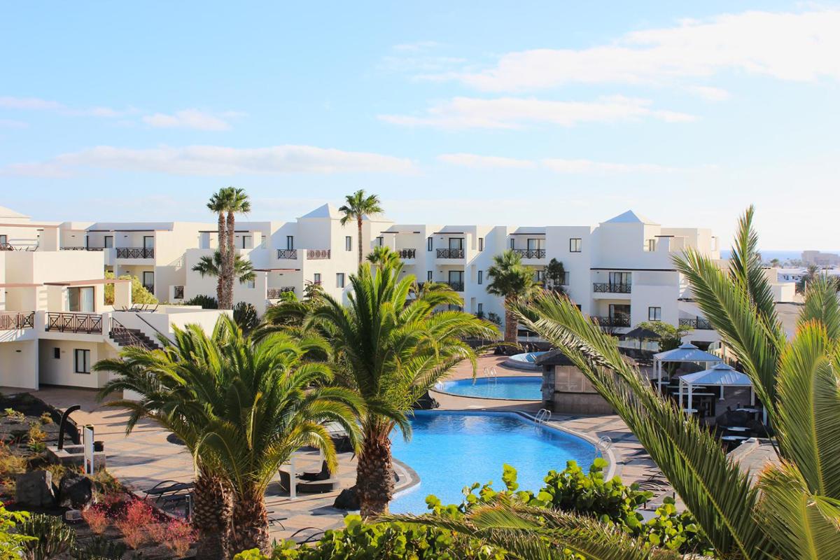 Una vista aérea de un resort con palmeras. en Vitalclass Lanzarote Resort, en Costa Teguise