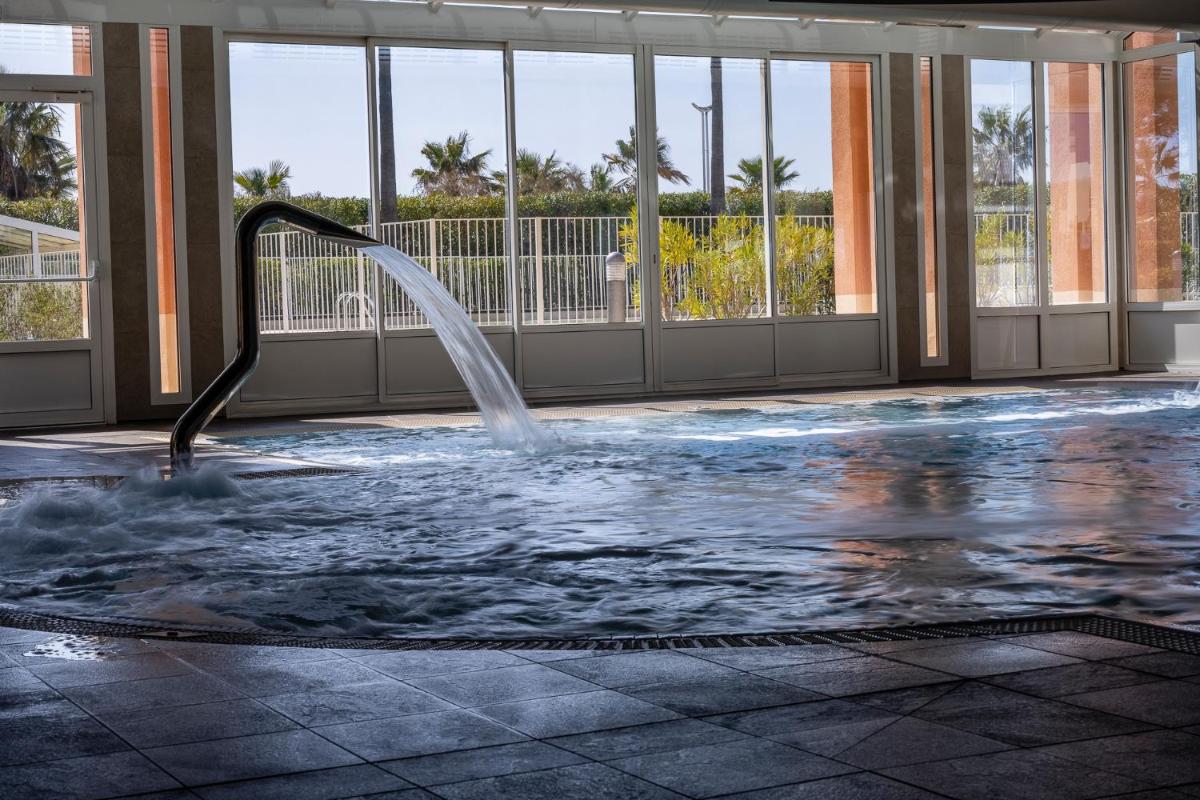 Piscine de l'établissement Mercure Thalasso & Spa Port Fréjus ou située à proximité