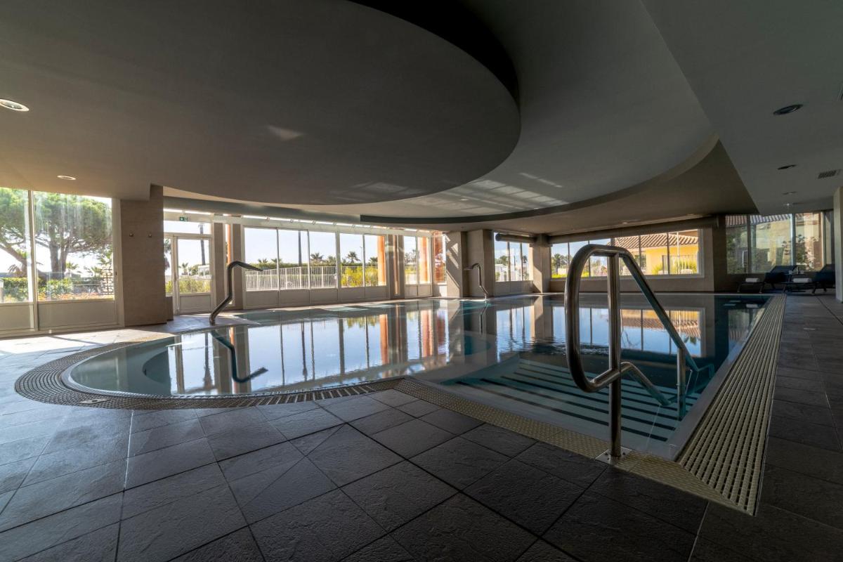 Piscine de l'établissement Mercure Thalasso & Spa Port Fréjus ou située à proximité