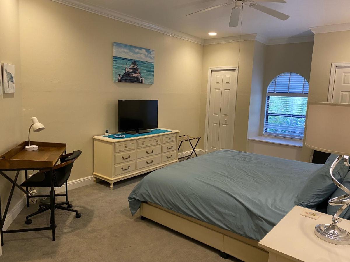 Paradise Found - Private Oasis with Heated Pool on Marco Island - Housity