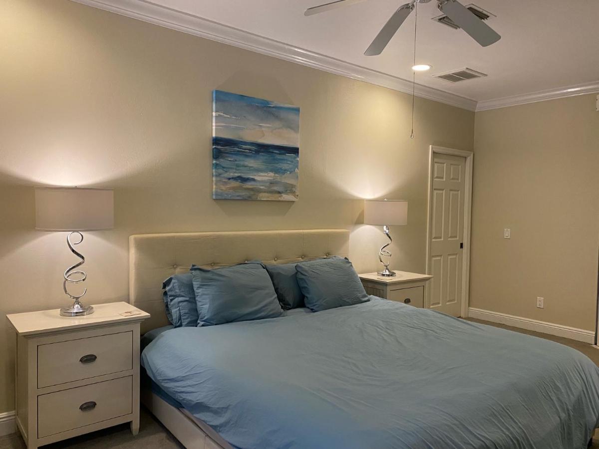 Paradise Found - Private Oasis with Heated Pool on Marco Island - Housity