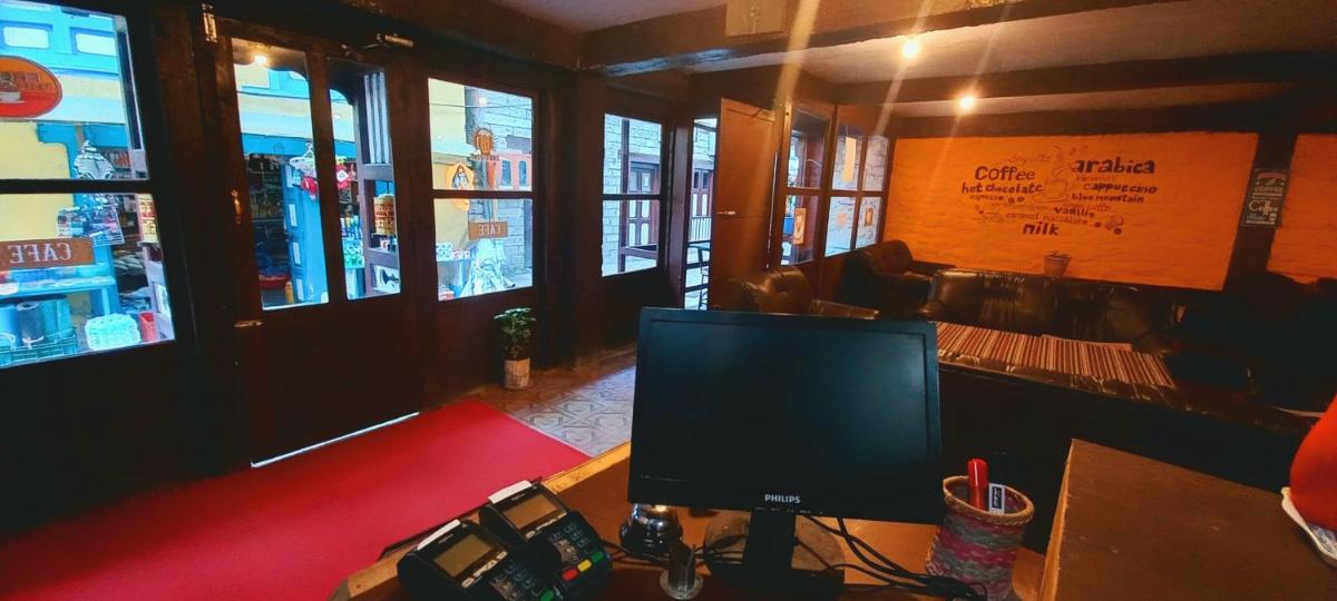 Lama Hotel - Cafe De Himalaya - Housity