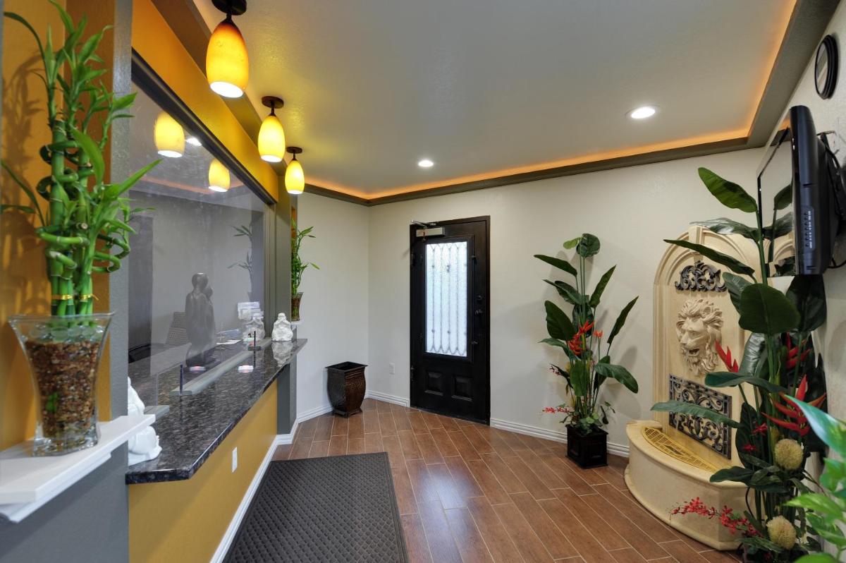 Romantic Inn & Suites - Housity