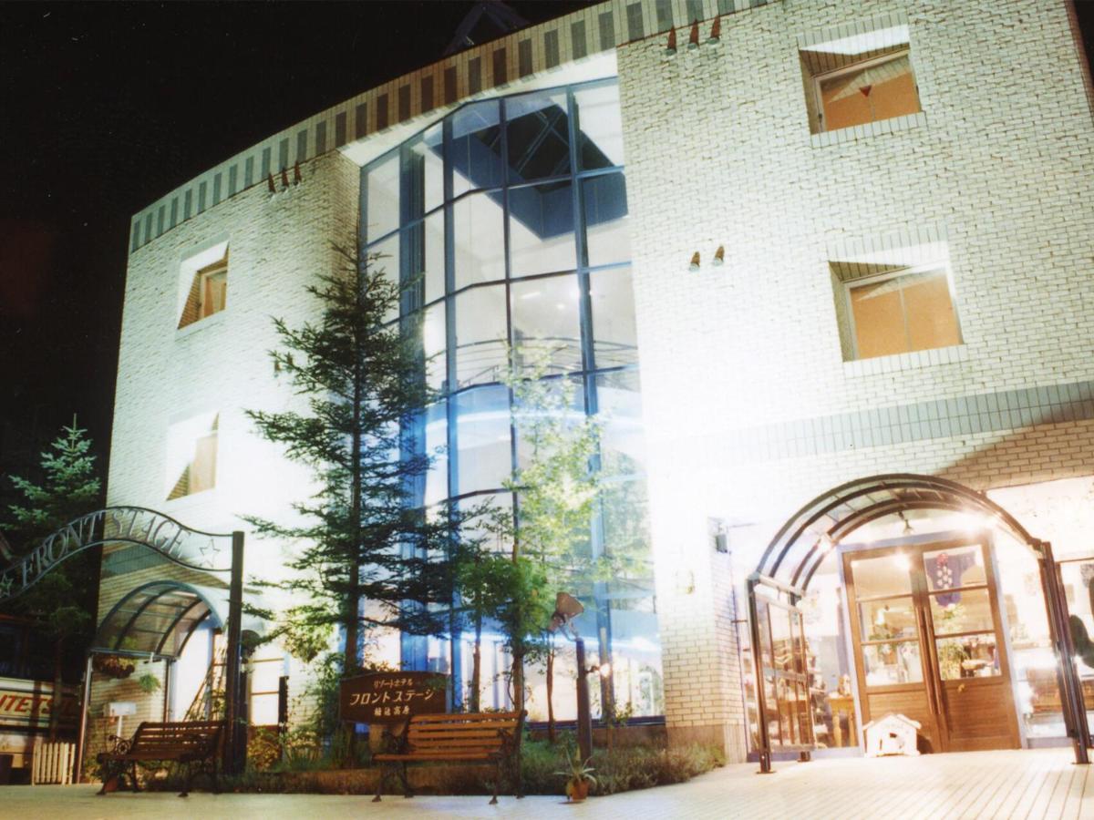Resort Hotel Front Stage - Housity