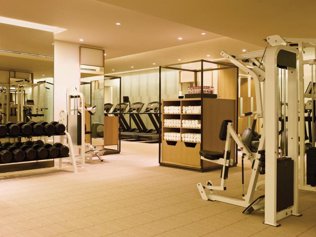 a gym with treadmills and weights at Trident Nariman Point in Mumbai a gym with treadmills and weights at Trident Nariman Point in Mumbai