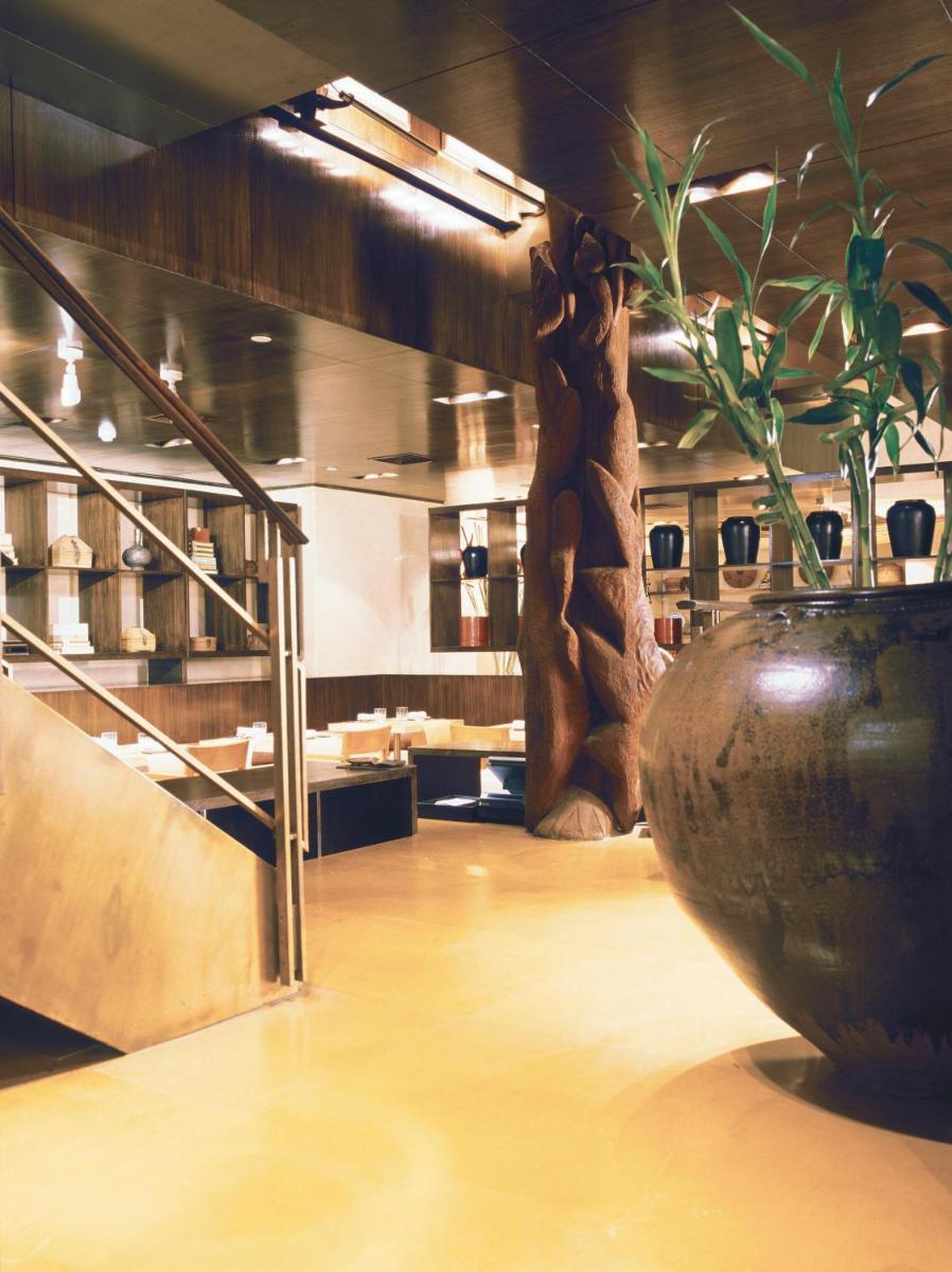 a large vase sitting on a floor with a plant at Trident Nariman Point in Mumbai a large vase sitting on a floor with a plant at Trident Nariman Point in Mumbai