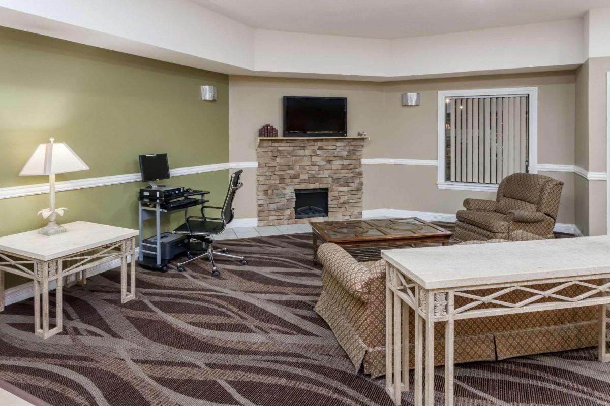 Super 8 by Wyndham Rochester - Housity
