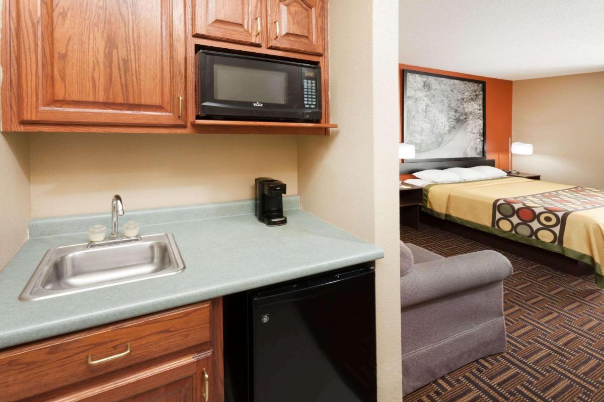 Super 8 by Wyndham Rochester - Housity