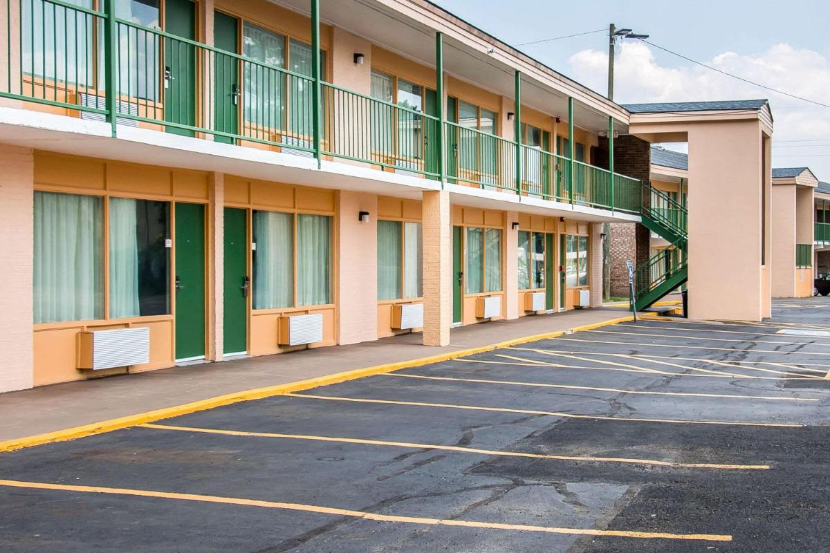 Quality Inn Hinesville - Fort Stewart Area, Kitchenette Rooms - Pool - Guest Laundry - Housity