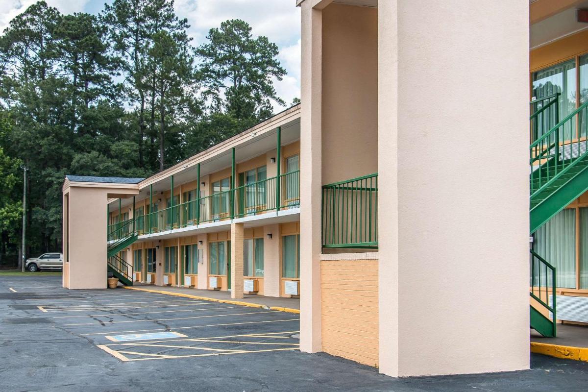 Quality Inn Hinesville - Fort Stewart Area, Kitchenette Rooms - Pool - Guest Laundry - Housity