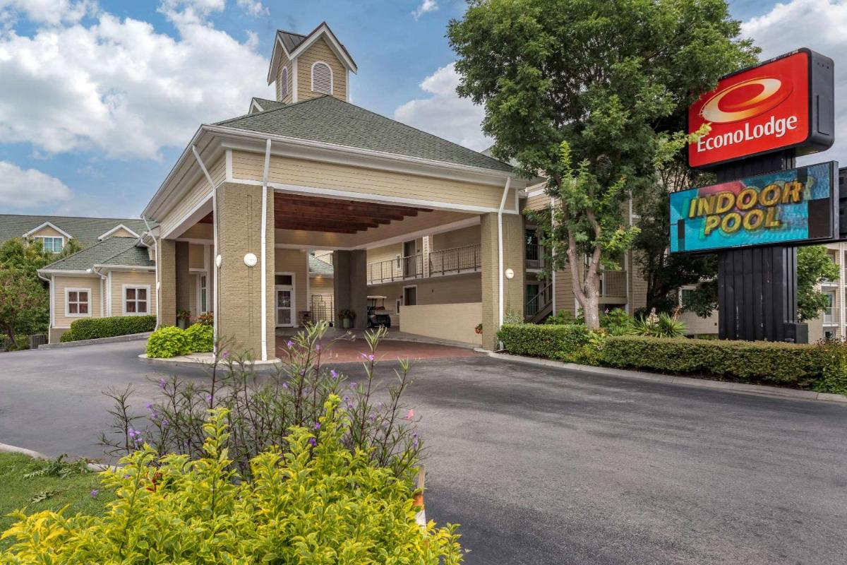 Econo Lodge Pigeon Forge Riverside - Housity