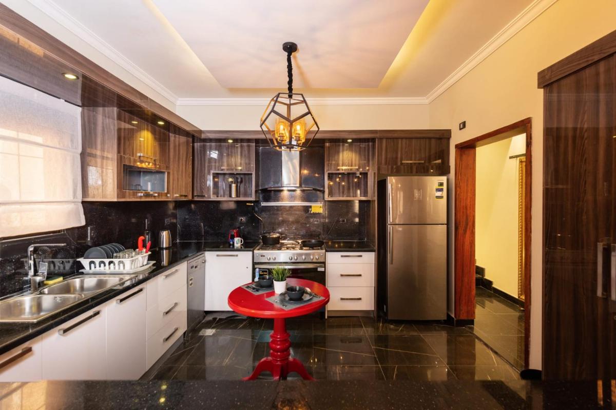 The Bold Parisian House - Steps From The Best Mall in Cairo - Housity