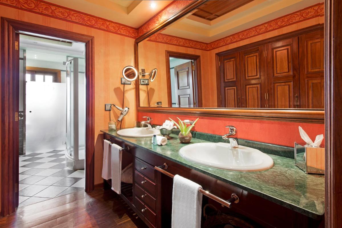 Un baño de Elba Palace Golf Boutique Hotel - Adults Only