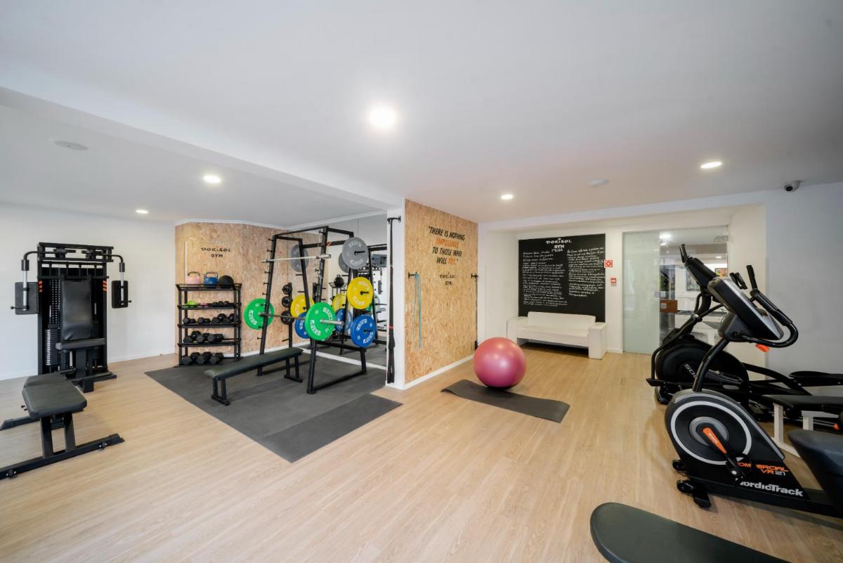 uma academia com várias esteiras e equipamentos de exercícios em Dorisol Buganvilia Studio Hotel no Funchal