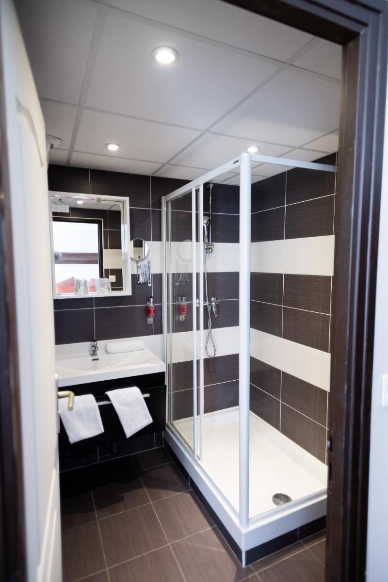une salle de bain avec douche et lavabo dans l'établissement Hotel Regina & Spa, à Berck-sur-Mer