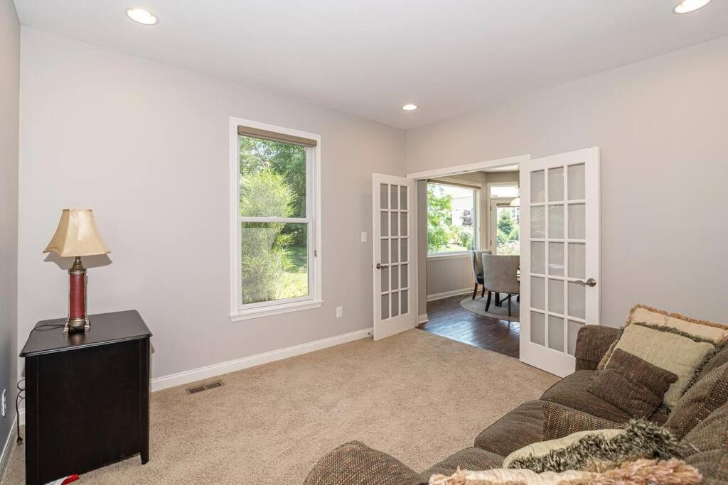 Lakefront view 5 bedroom home with basement - Housity